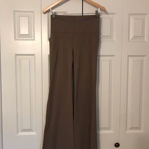 COPY - ATHLETA SALUTATION STASH HIGH RISE FLARE PANT SZ MEDIUM Taupe brown
